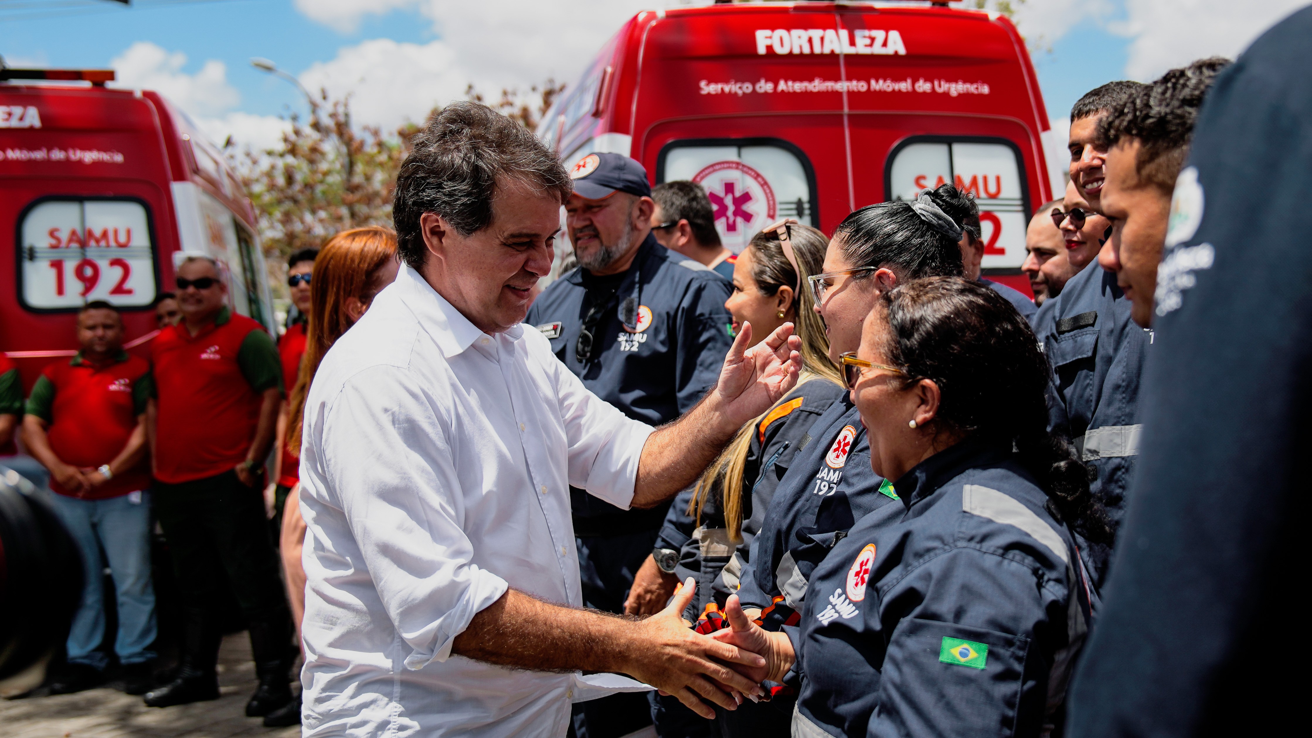 prefeito evandro cumprimenta uma técnica do Samu